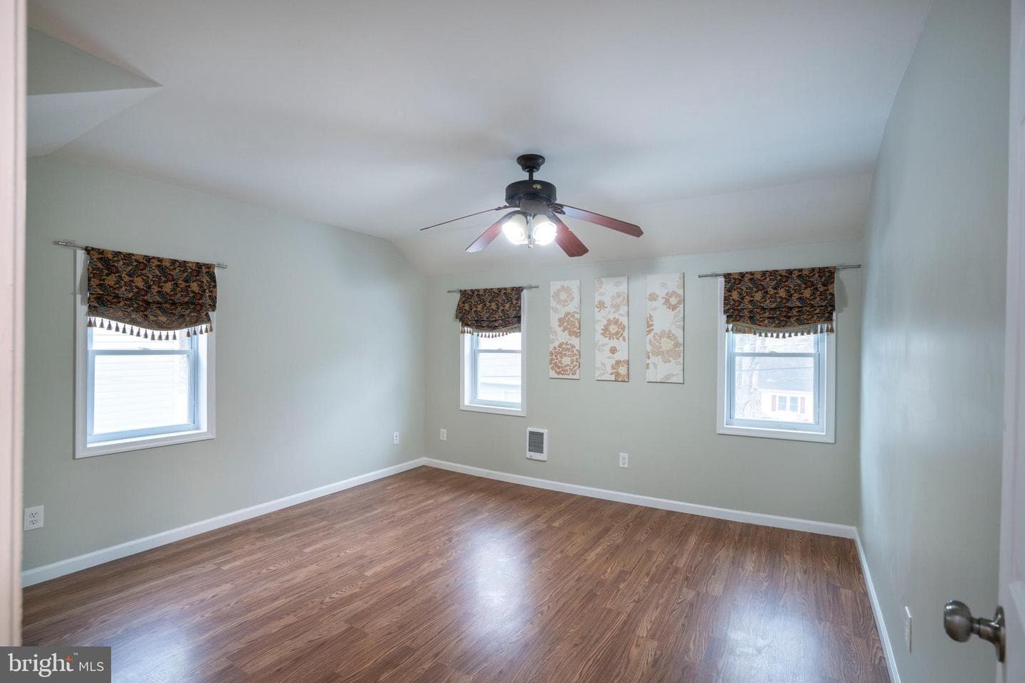 328 E Logan Street photo 5
