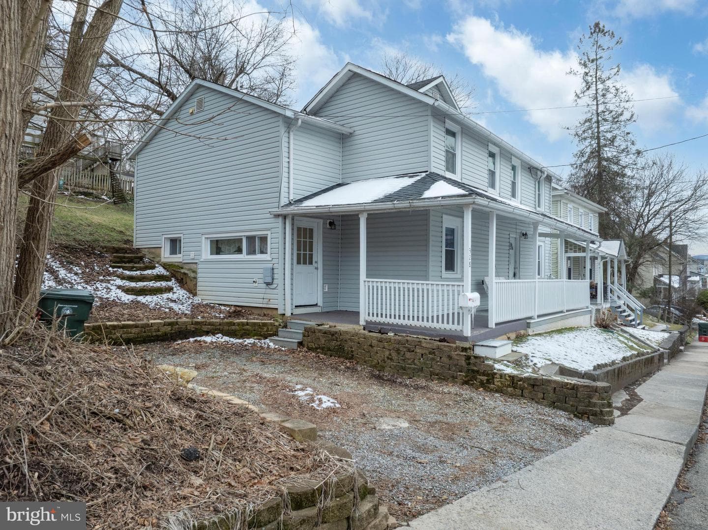 328 E Logan Street photo 9