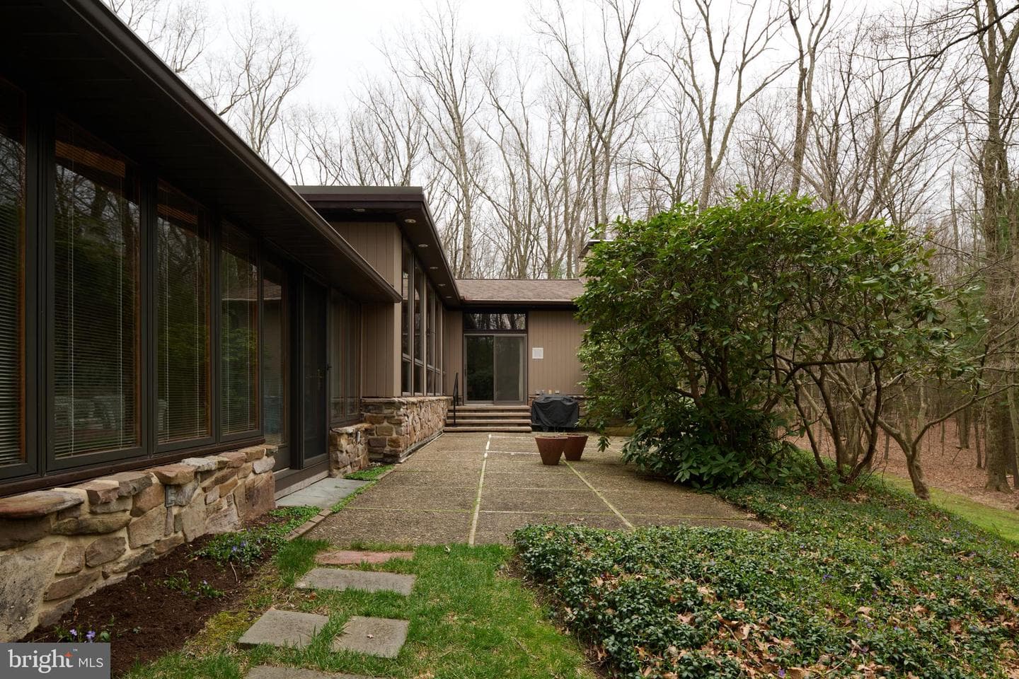 576 E Shadow Lane photo 2