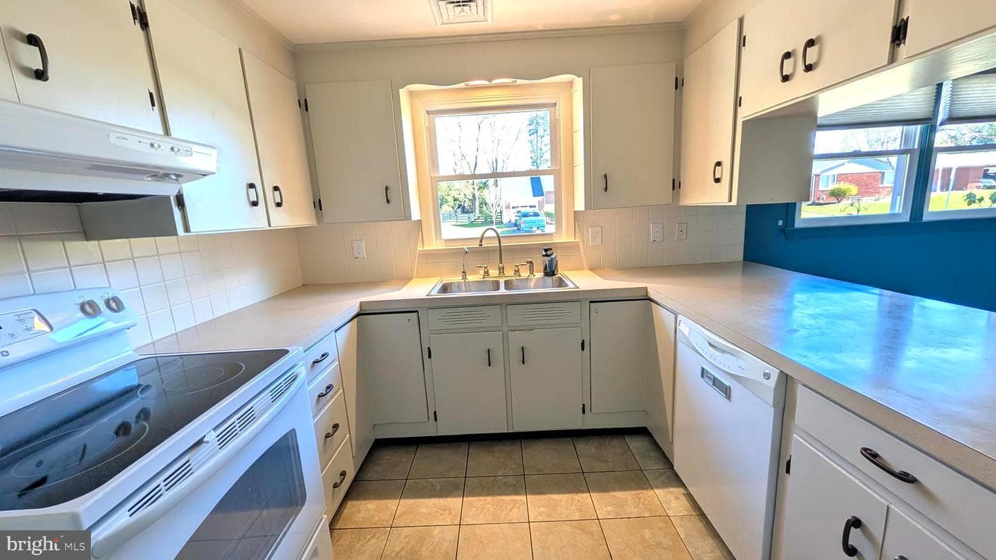 221 Ellen Avenue photo 11