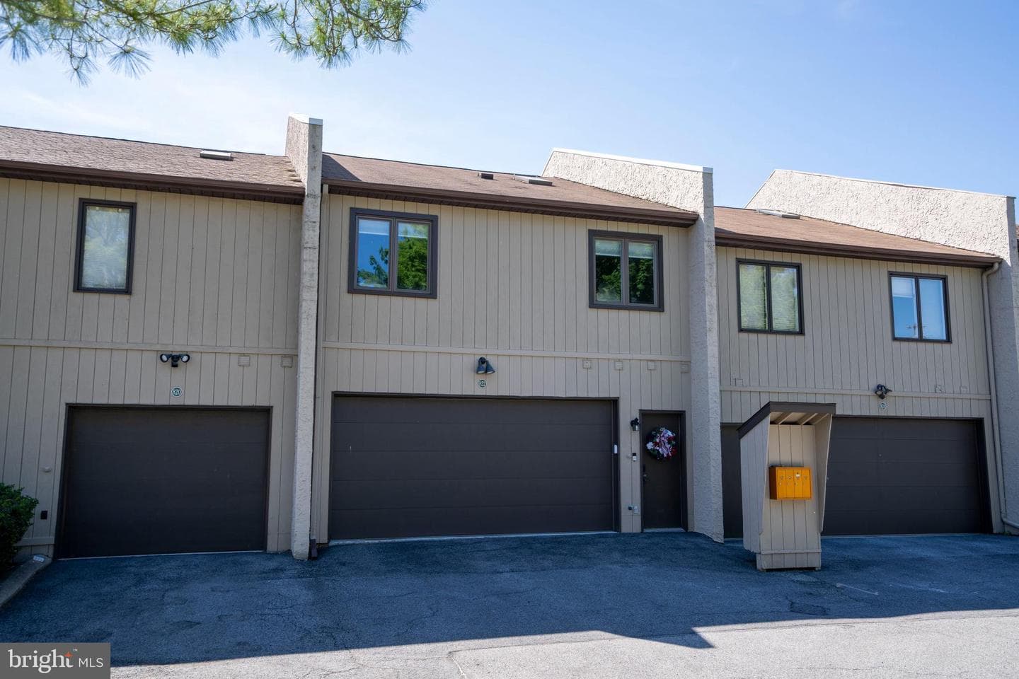 822 W Aaron Drive photo 1