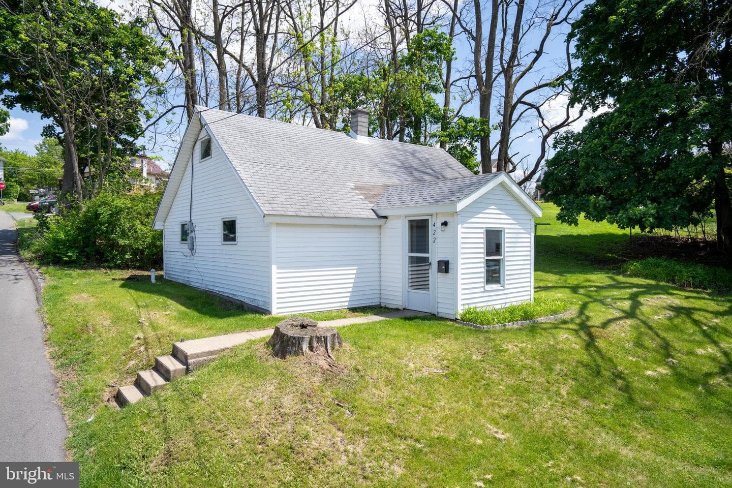 422 E Manchester Lane photo 2