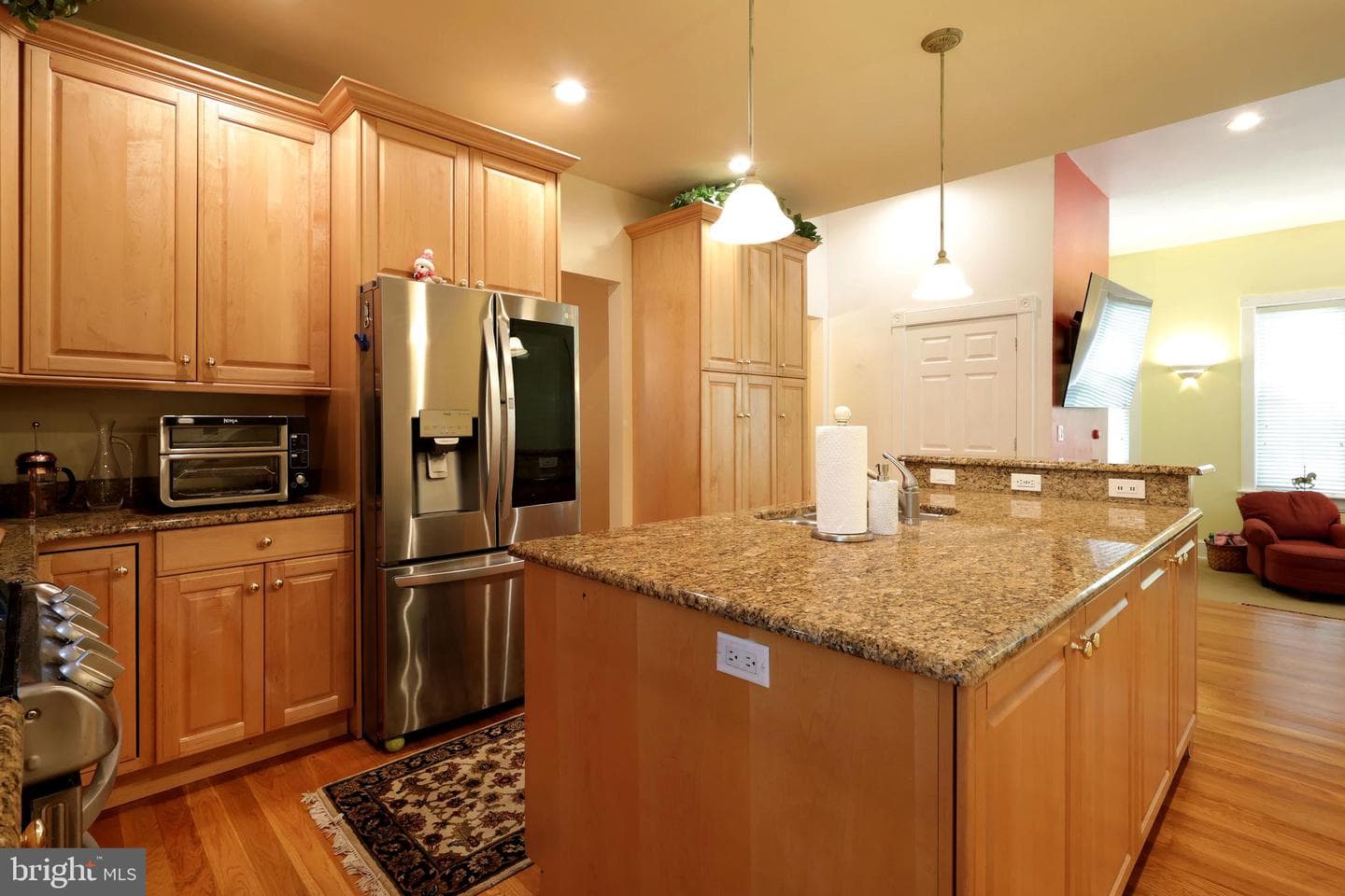 153 E Linn Street photo 37