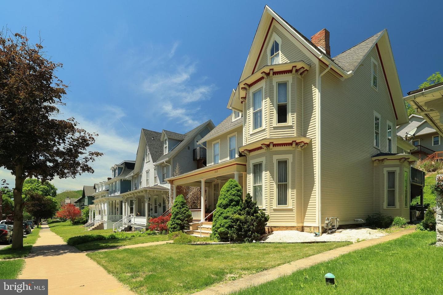 153 E Linn Street photo 4