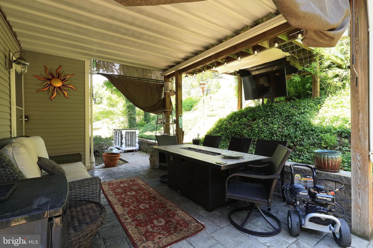 153 E Linn Street photo 72