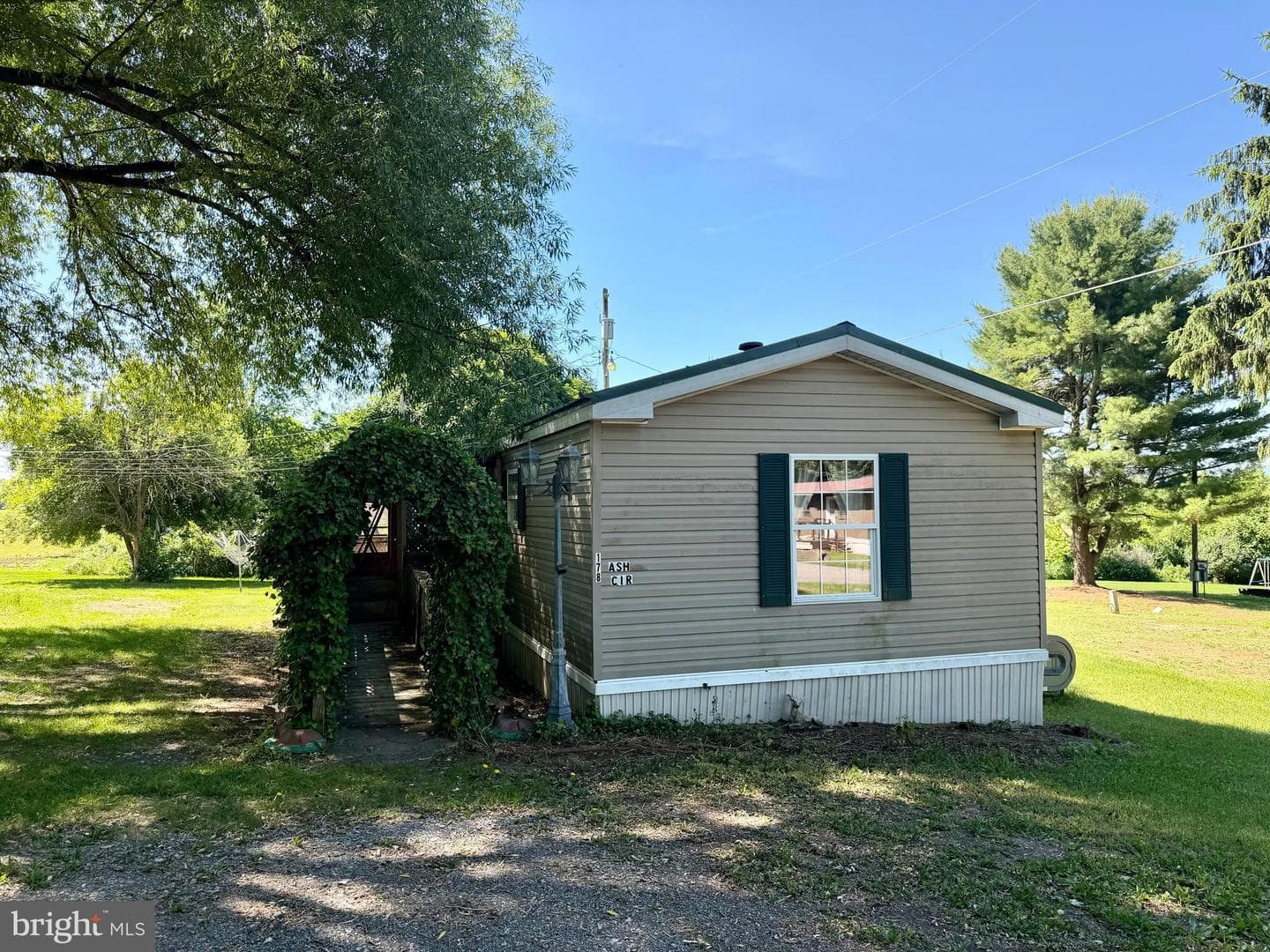178 Ash Circle photo 3