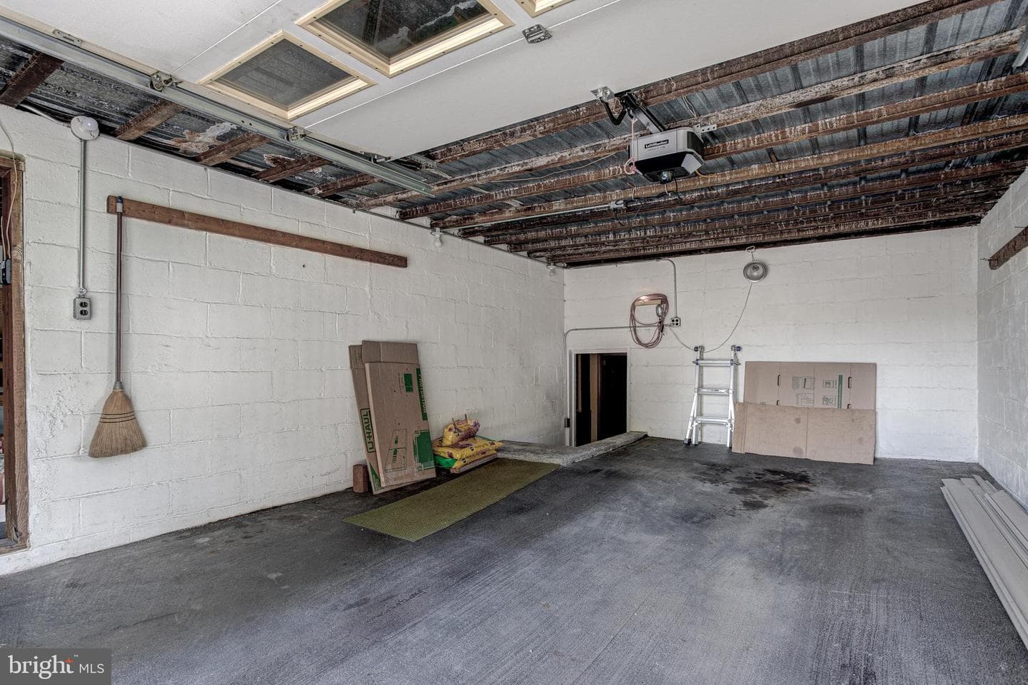 516 E Linn Street photo 27
