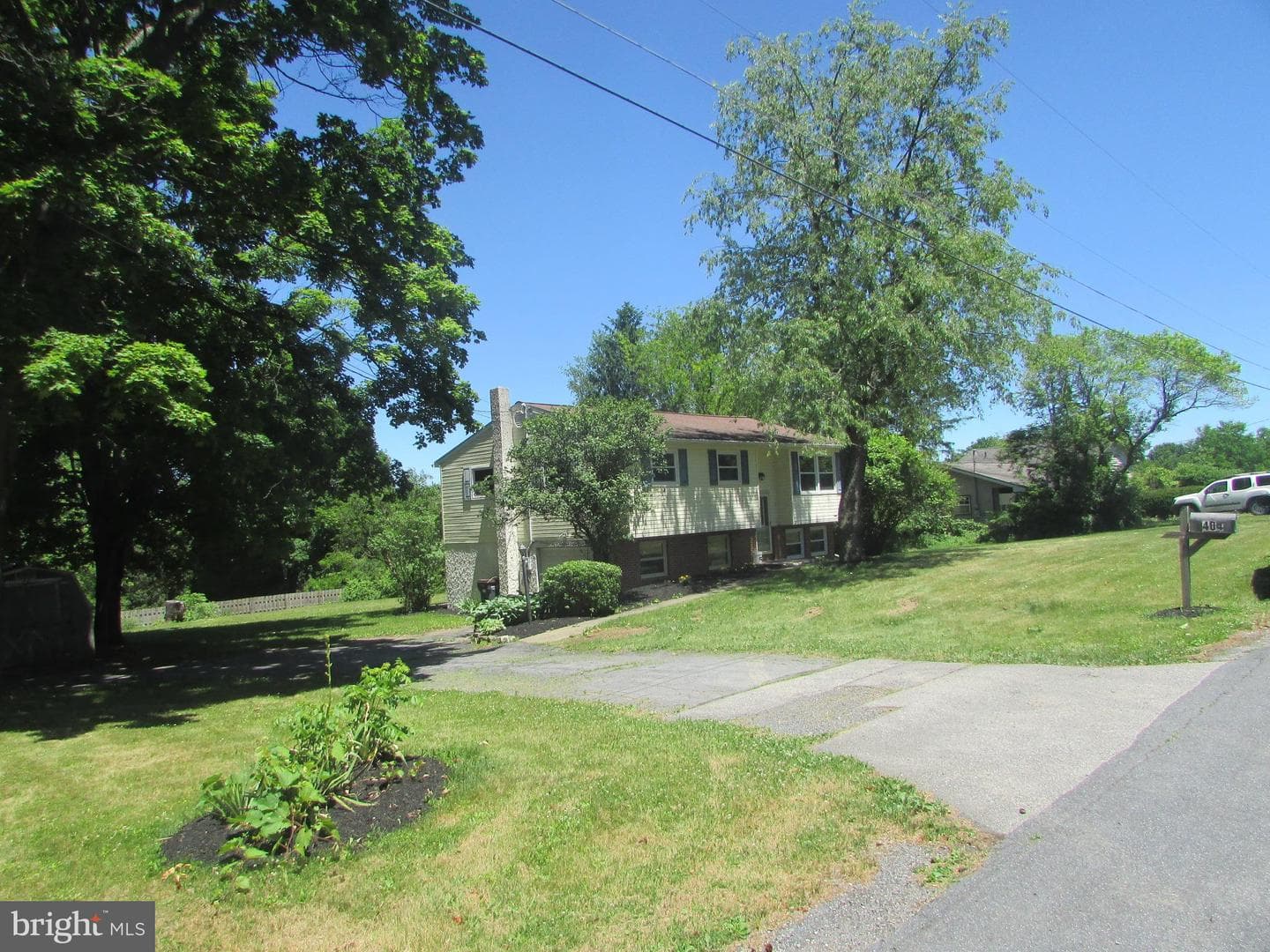 404 Beaverbrook Drive photo 3