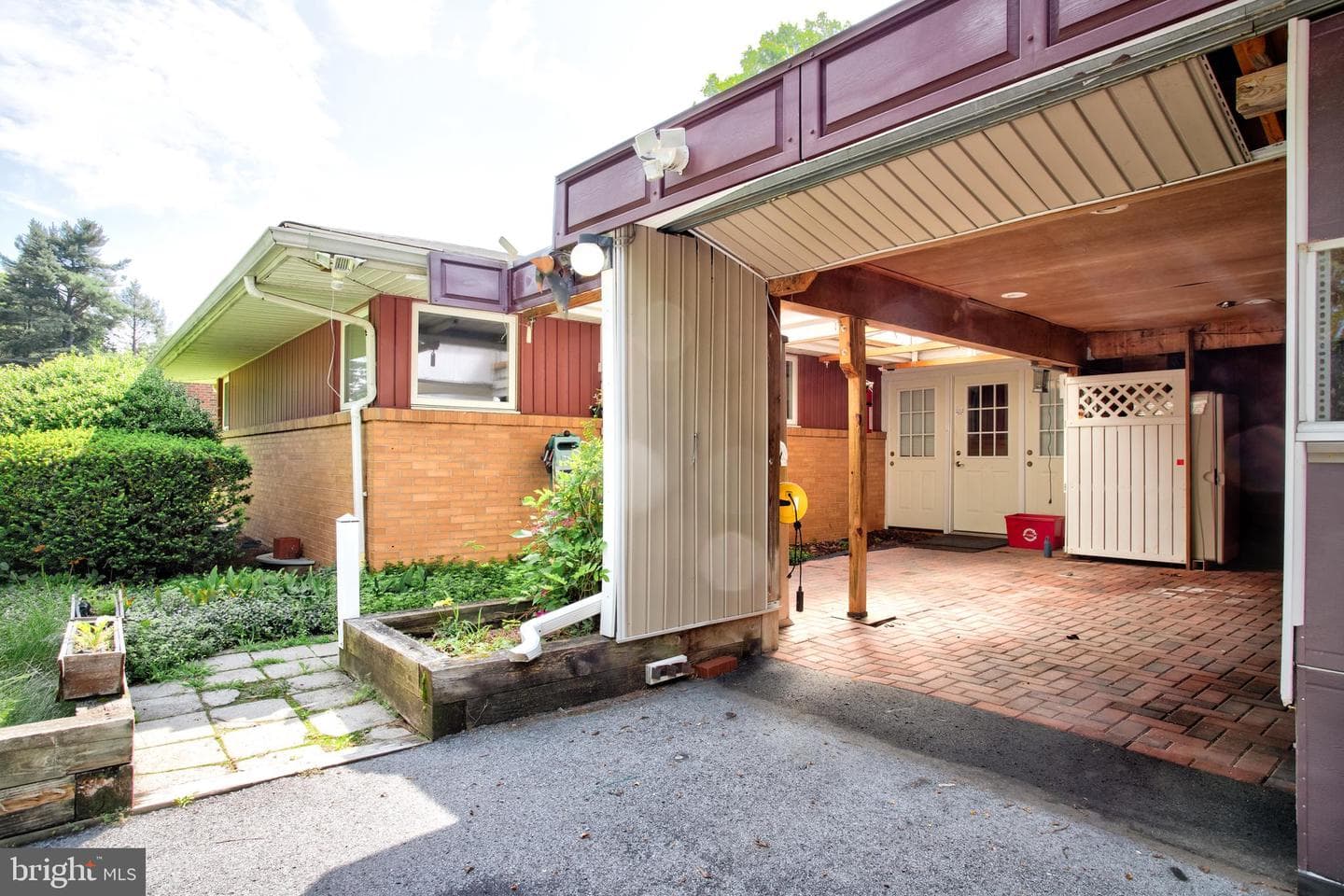 242 W Whitehall Road photo 4