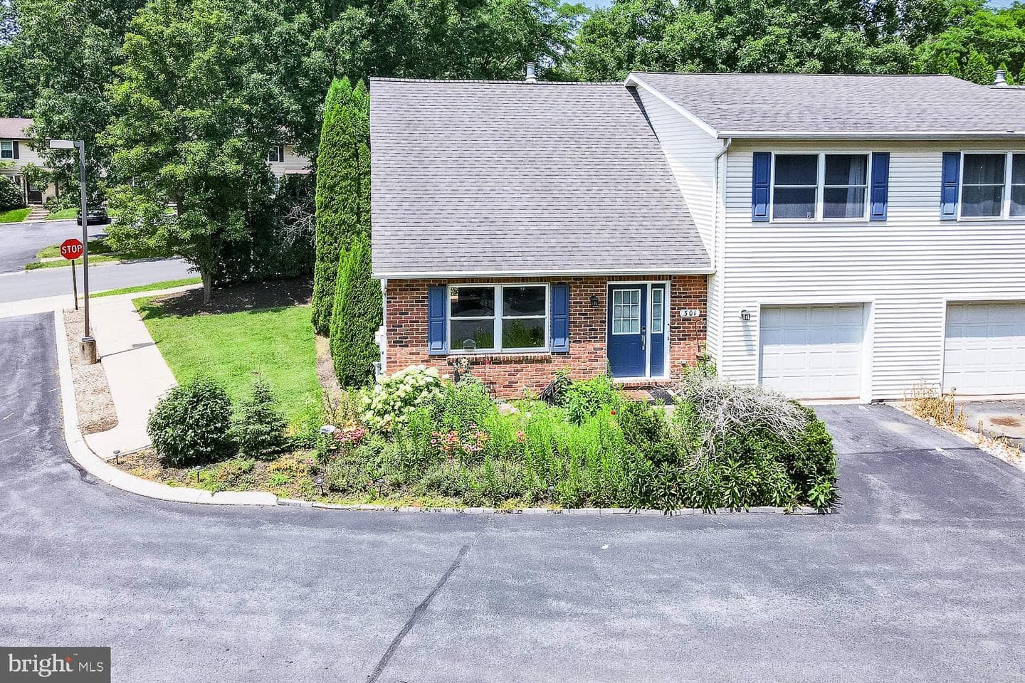 301 Amblewood Way photo 3