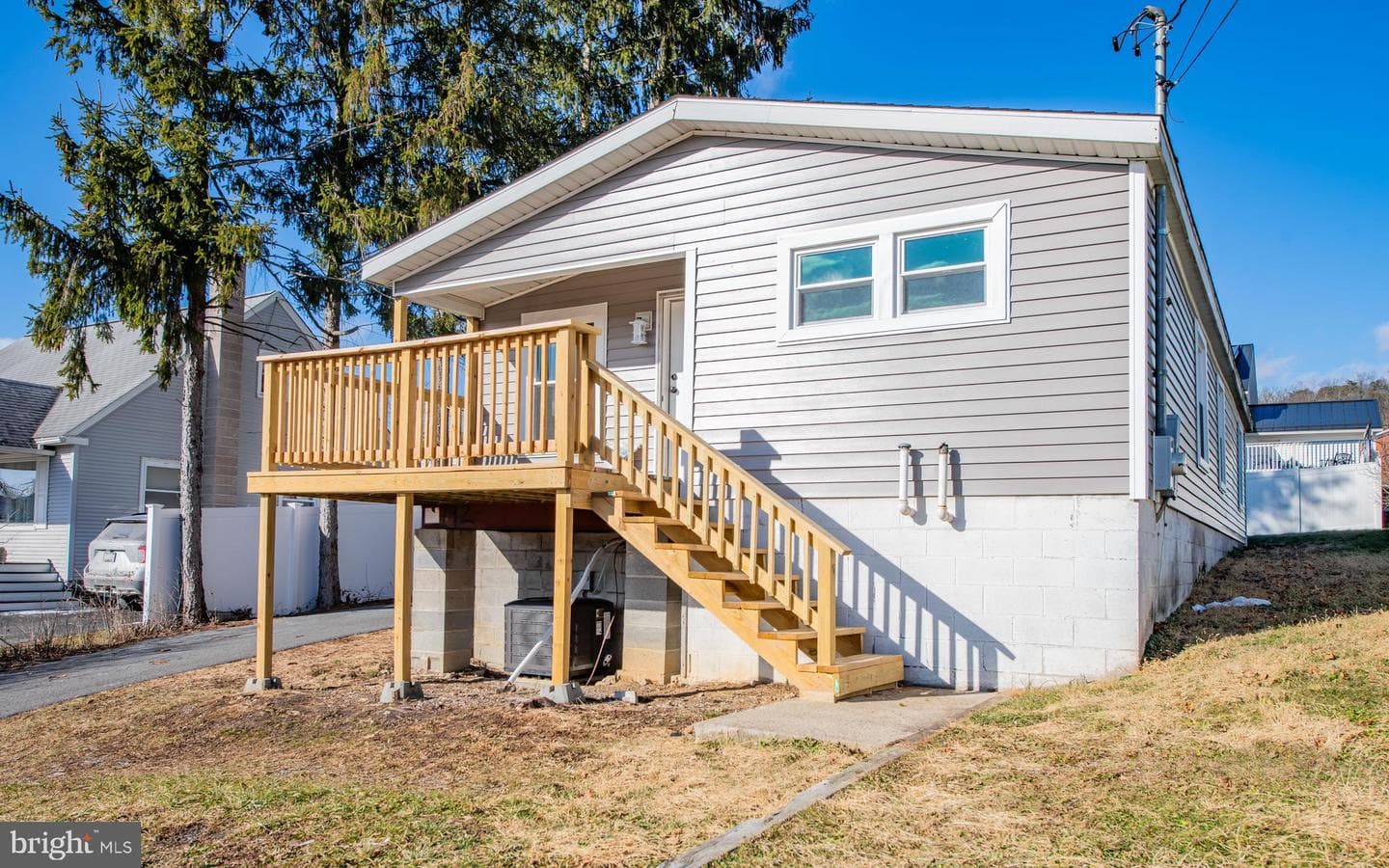 937 Center Street photo 1