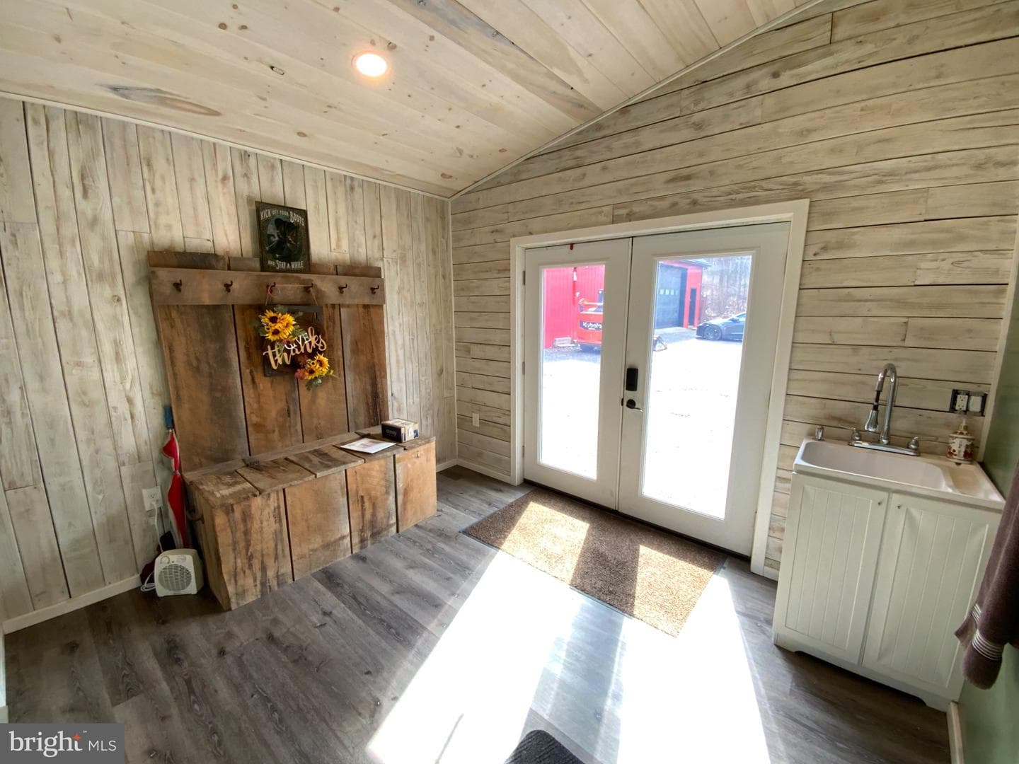 1682 Youngdale Road photo 2