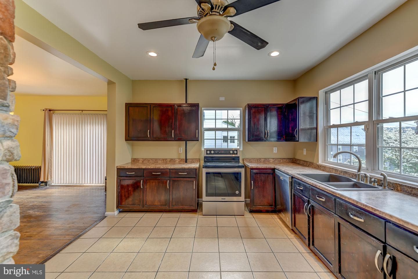 422 E 4th Street photo 9