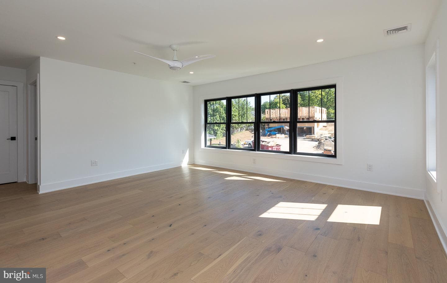 982 Henry Avenue photo 18
