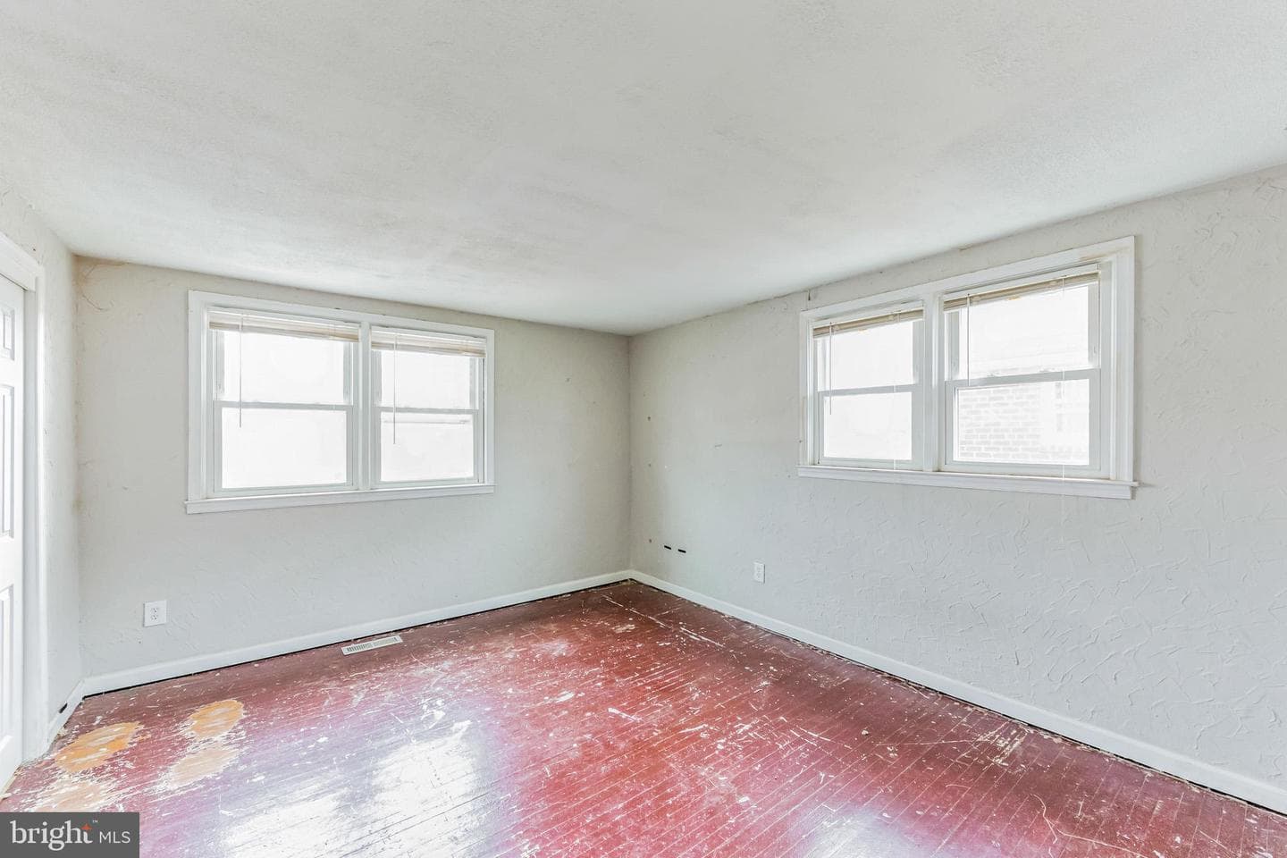 335 Mary Street photo 8