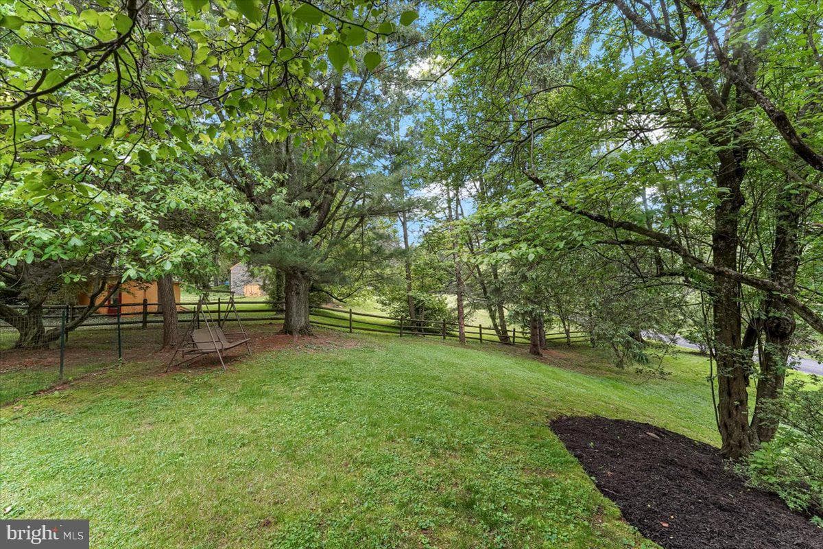 942 Cossart Road photo 35