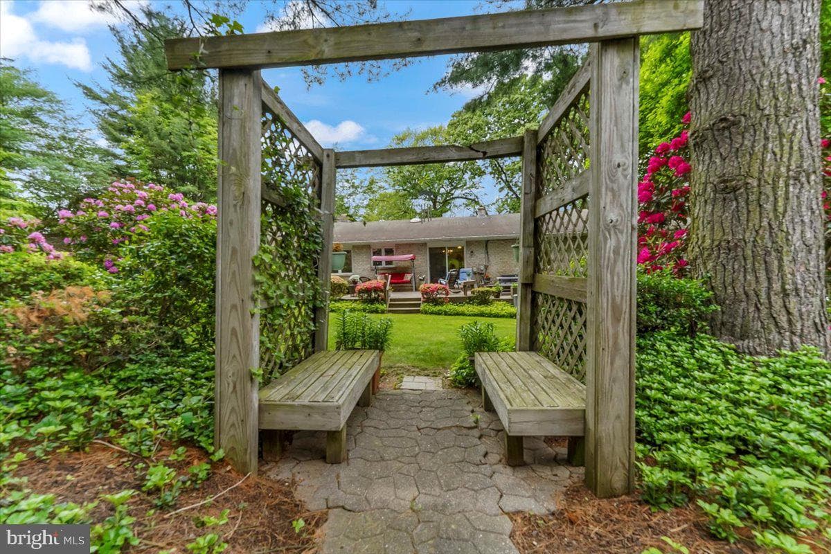942 Cossart Road photo 37
