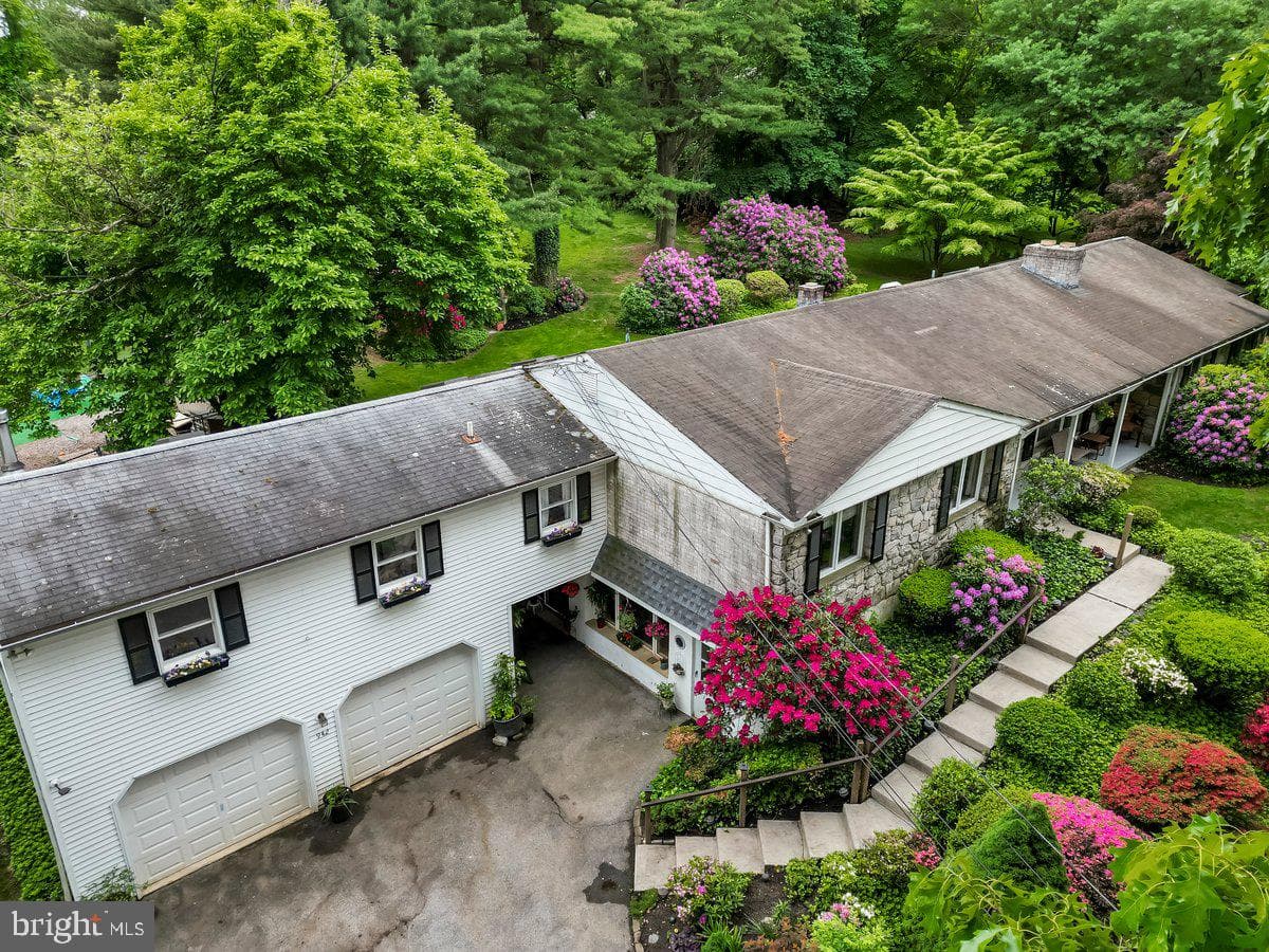 942 Cossart Road photo 39