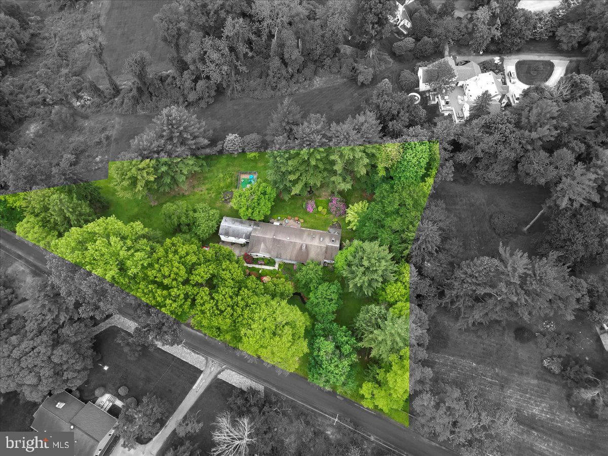 942 Cossart Road photo 40