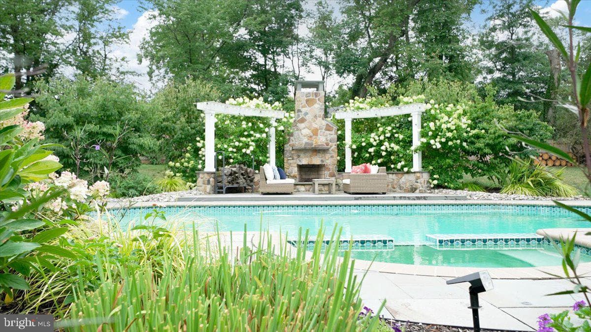 1485 Tullamore Lane photo 3