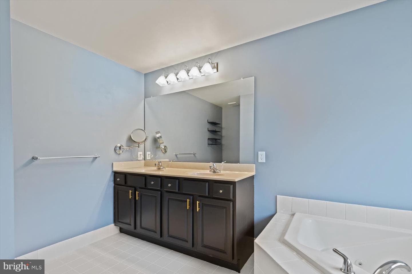 1233 Devonshire Road photo 33