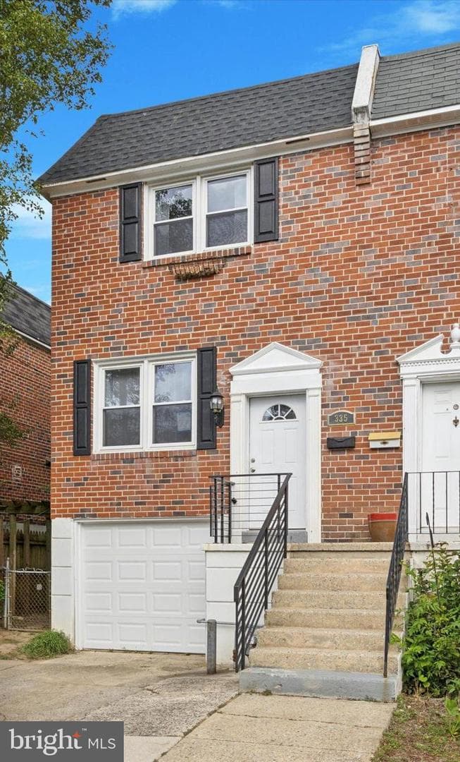 335 Mary Street photo 2
