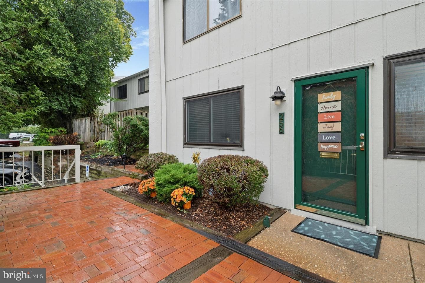256 Summit House photo 3