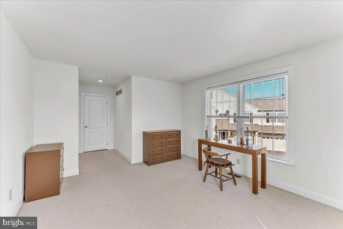 216 Greenbriar Drive photo 32