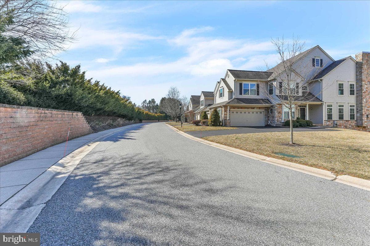 216 Greenbriar Drive photo 38