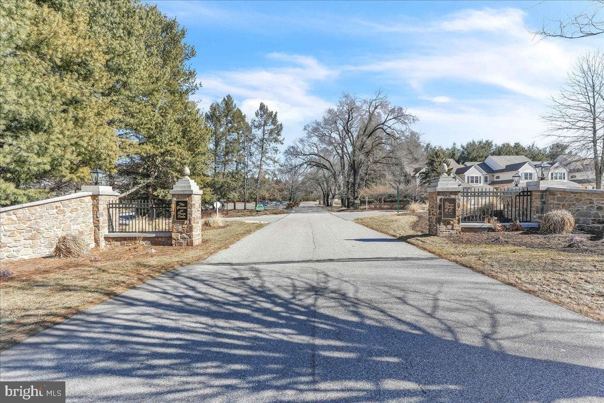 216 Greenbriar Drive photo 39