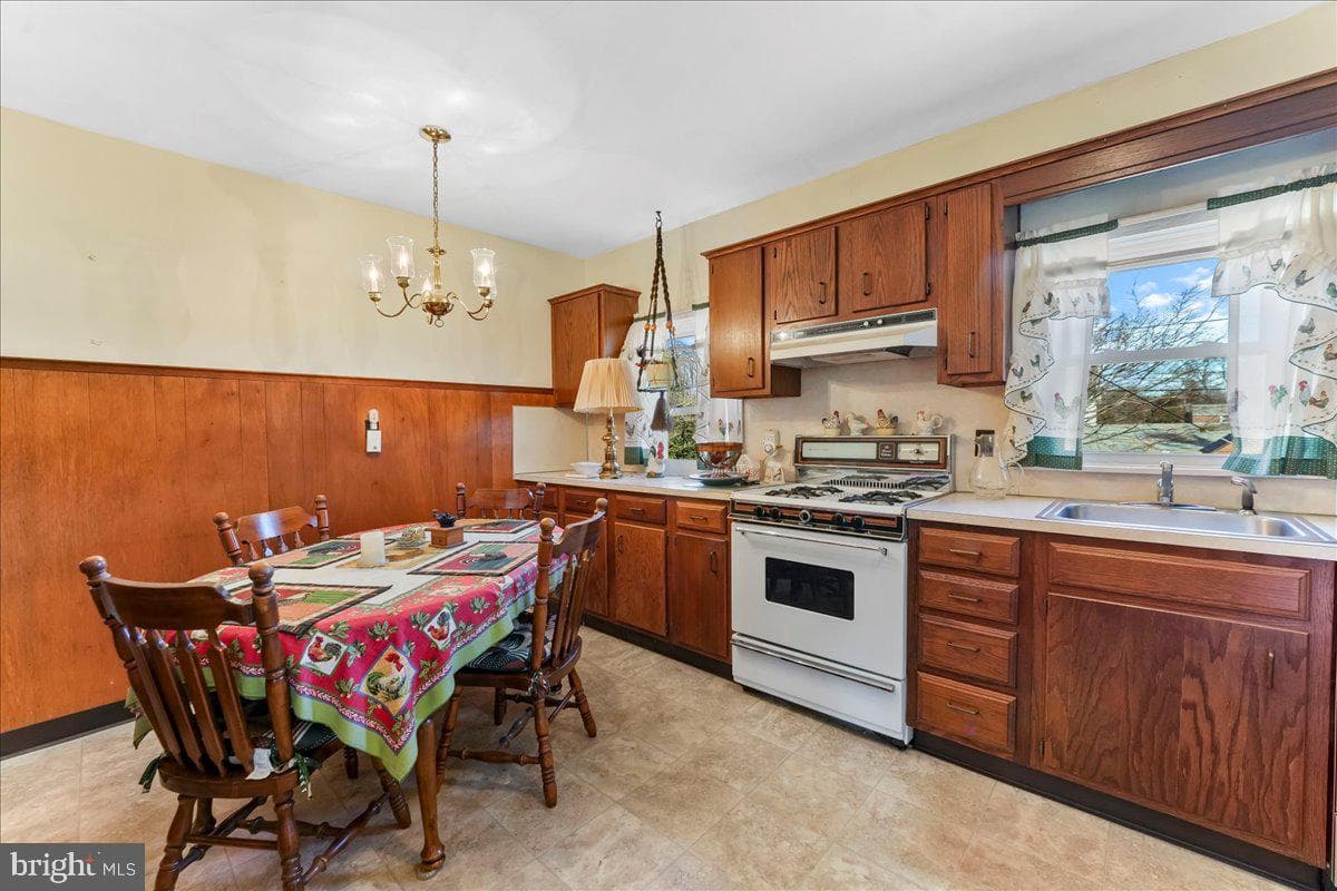 307 Scarlett Avenue photo 8