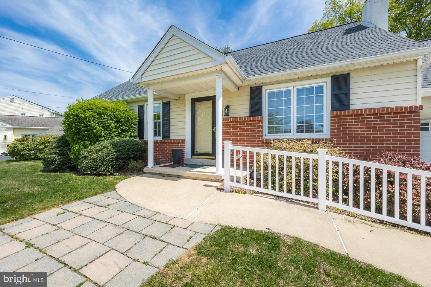 1437 Oakwood Road photo 2