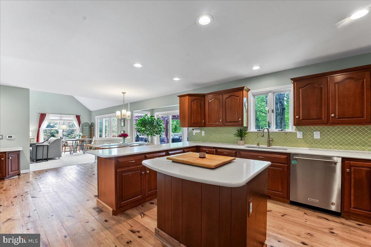 11 White Oak Drive photo 2