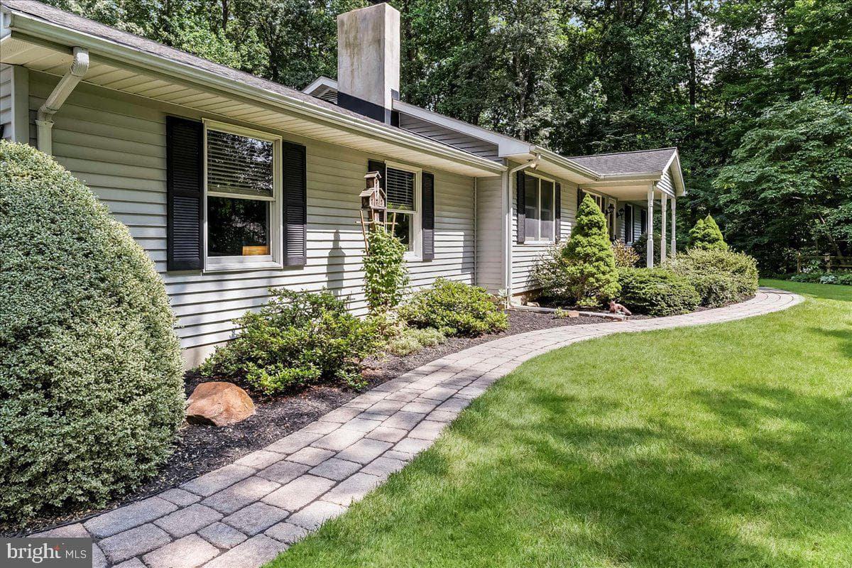 372 Hipkins Road photo 49