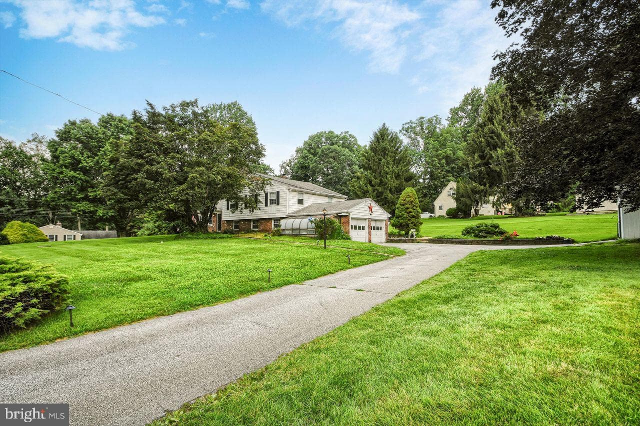 401 Leslie Lane photo 2