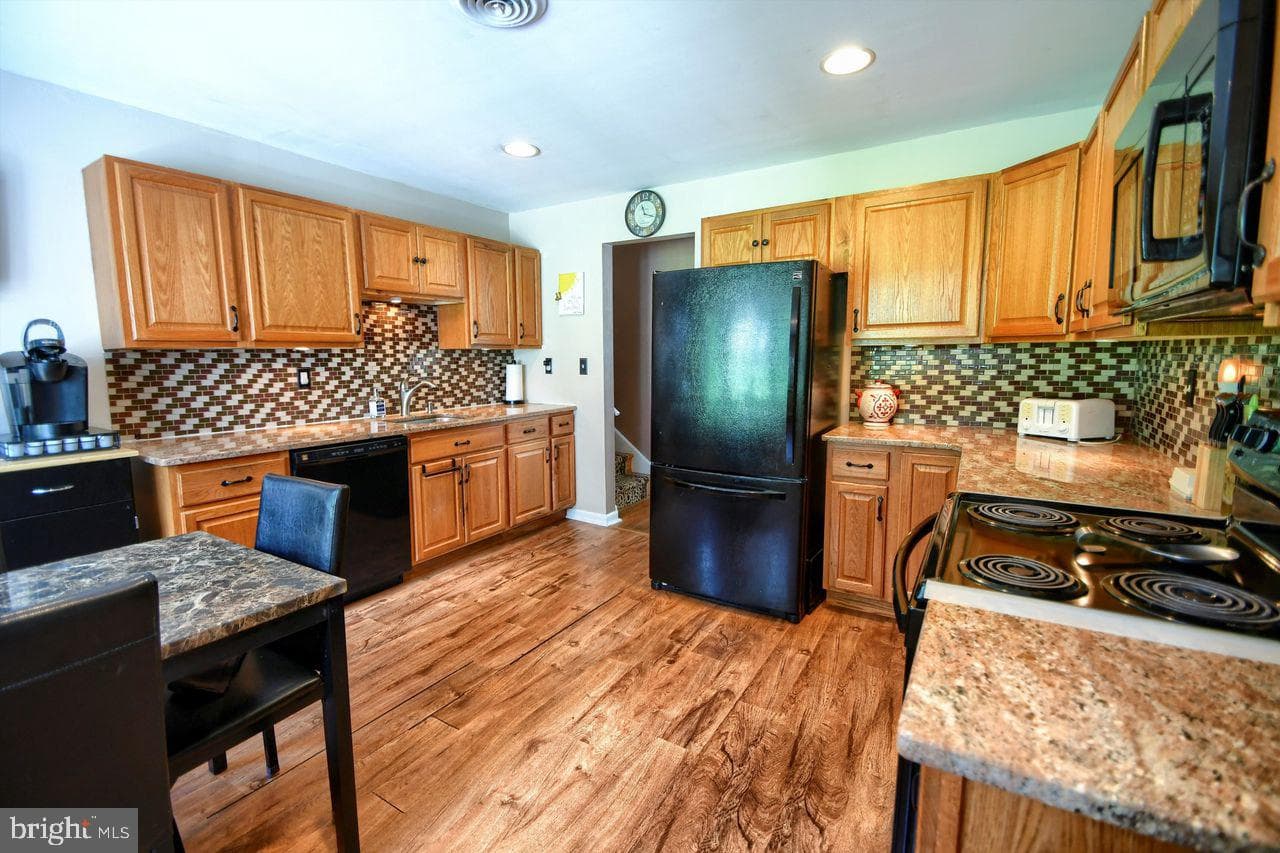 401 Leslie Lane photo 9