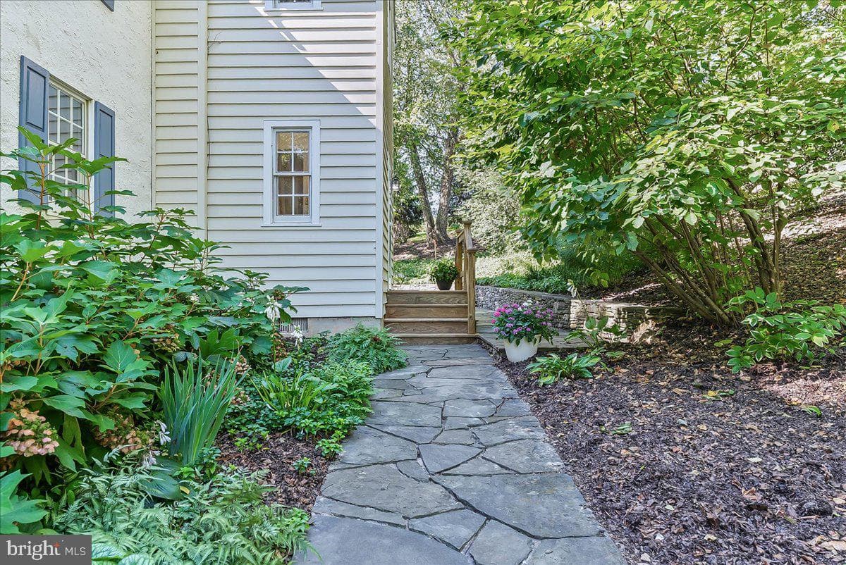 72 E Highland Road photo 33