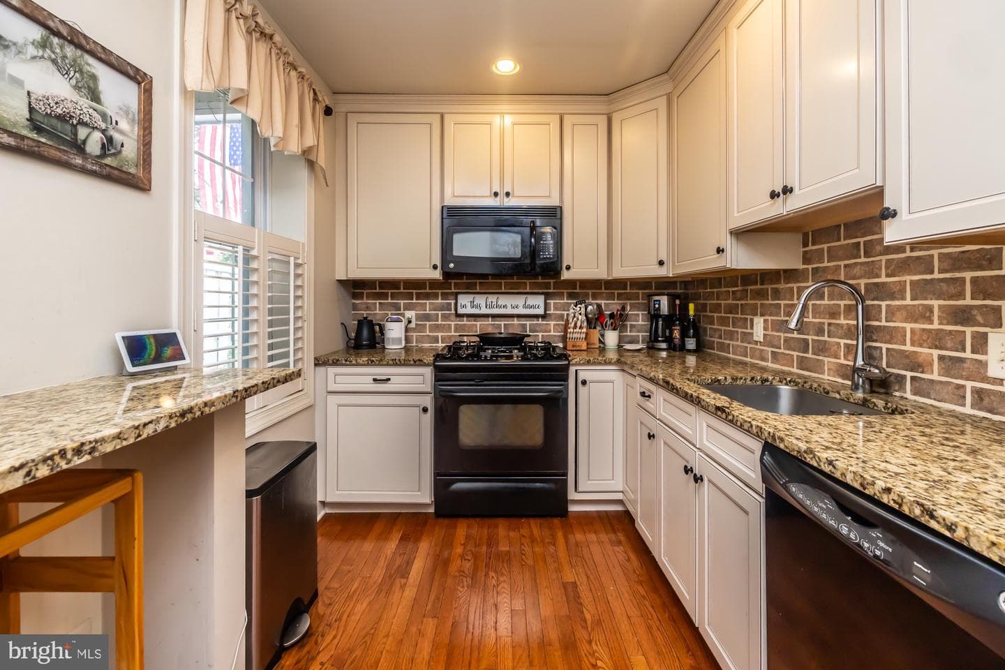 227 E Chestnut Street photo 18