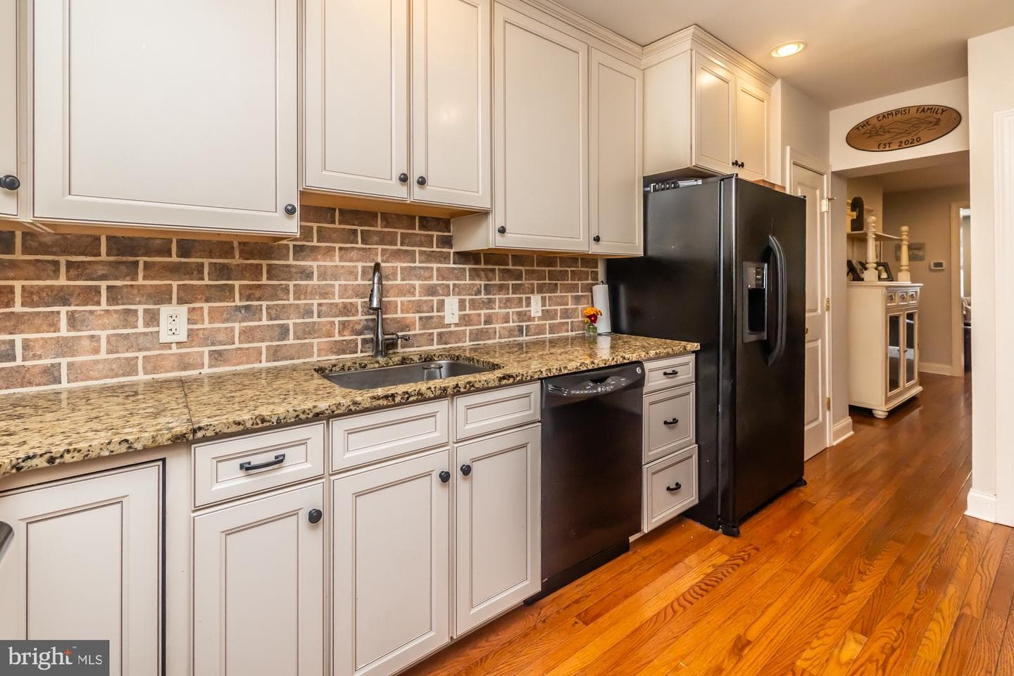 227 E Chestnut Street photo 19