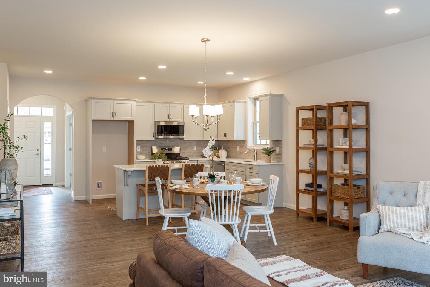 606 Greenbriar Path photo 3