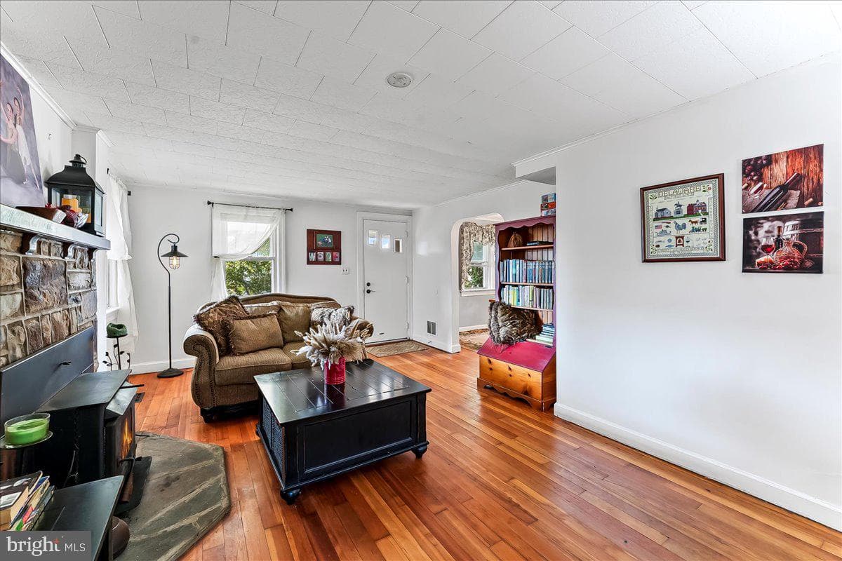 1504 Stirling Street photo 3