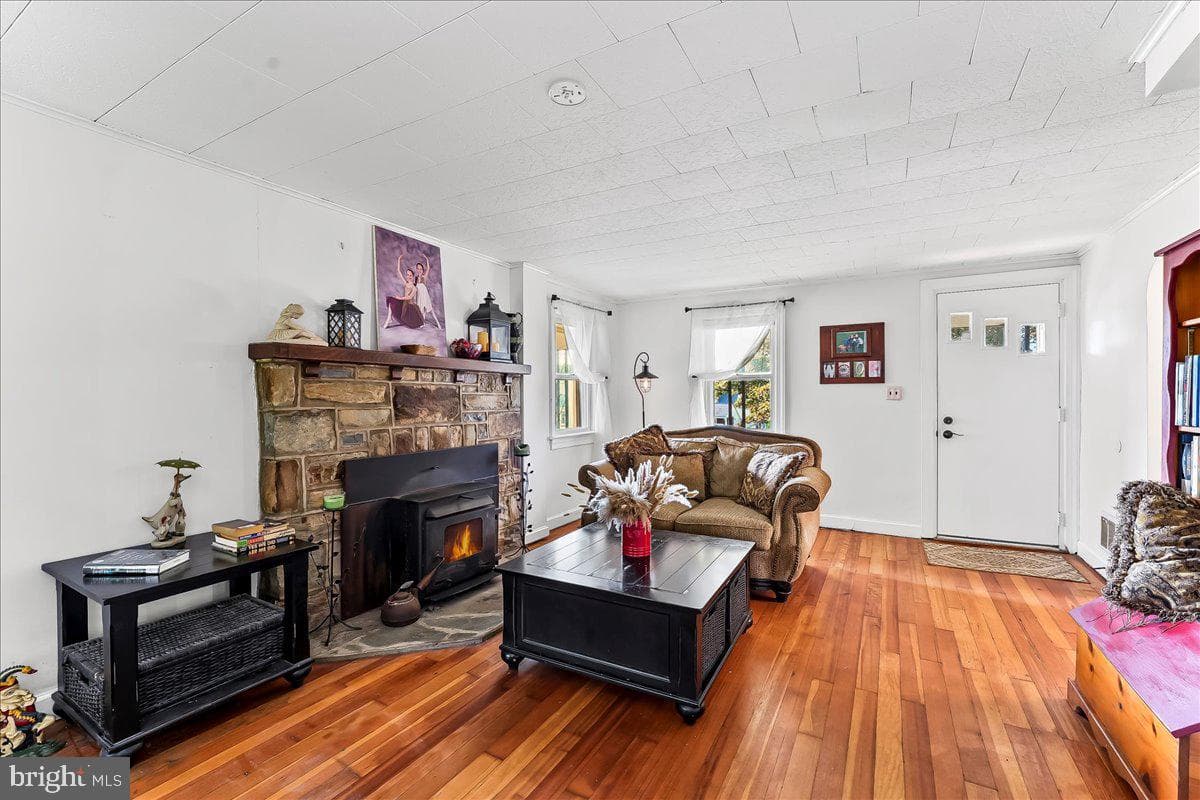 1504 Stirling Street photo 4