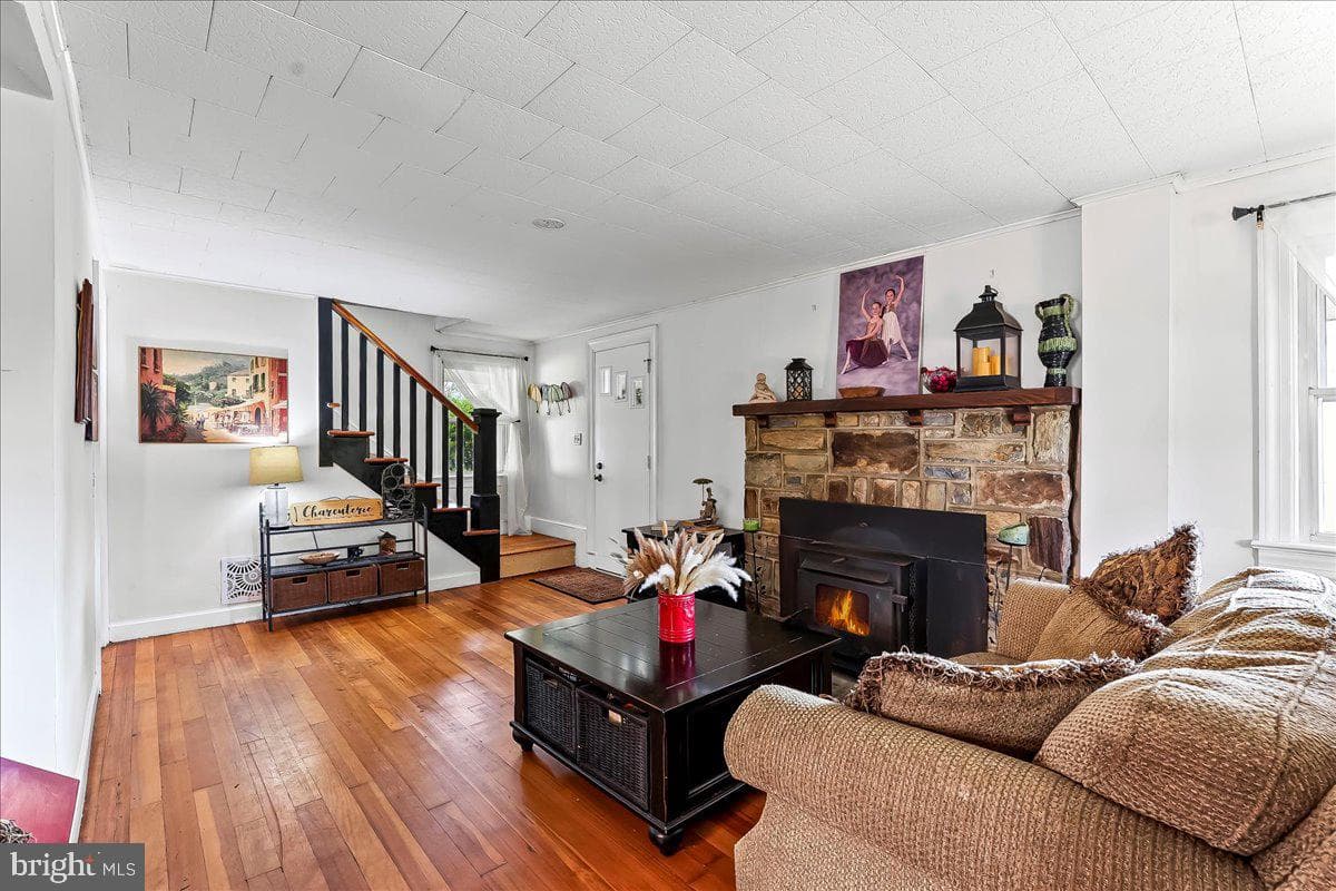 1504 Stirling Street photo 5
