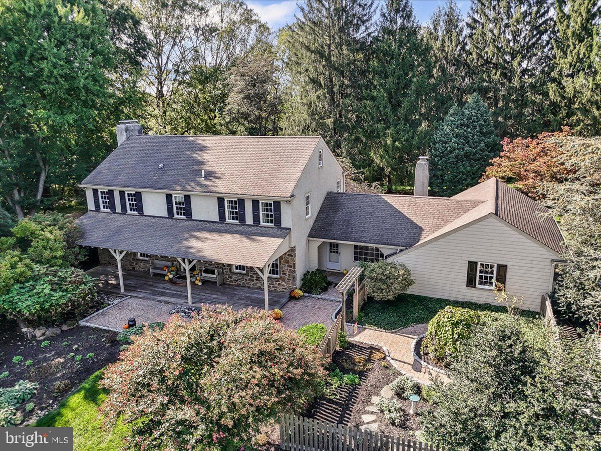 122 Round Hill Road photo 4