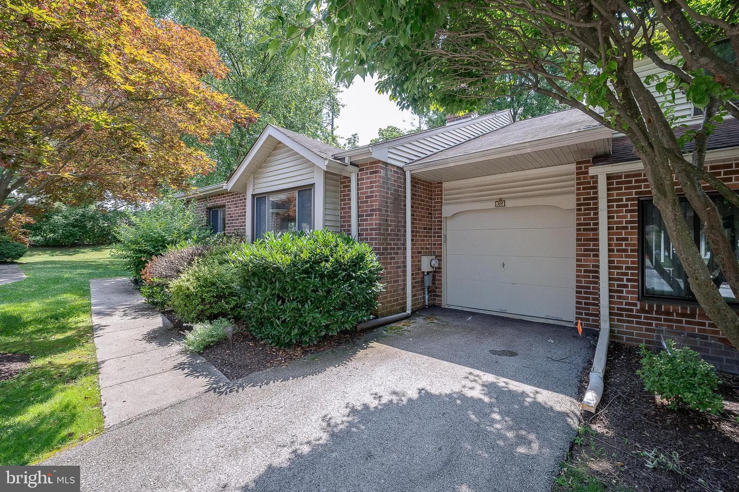 301 Hanover Court photo 2