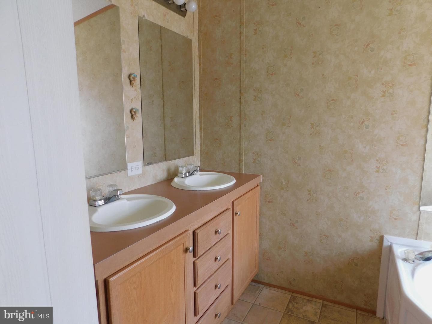 211 Michael Road photo 1