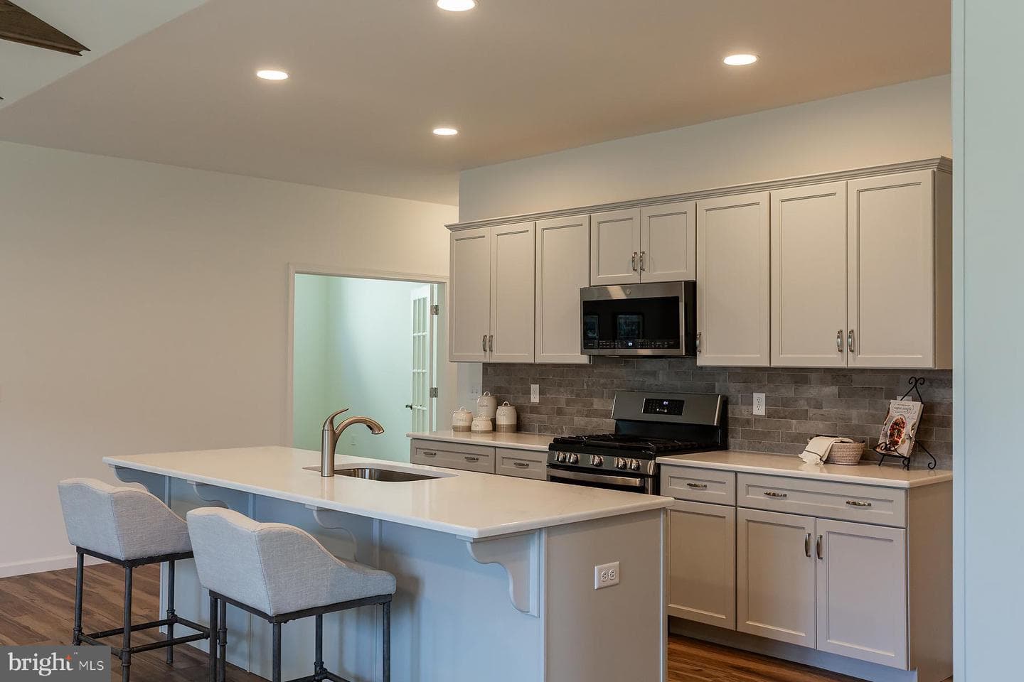 605 Greenbriar Path photo 8