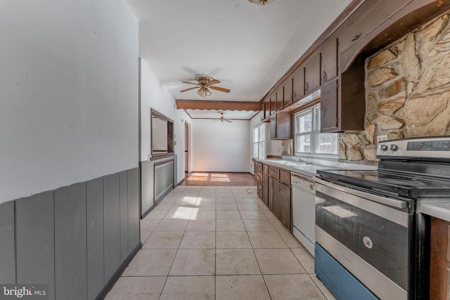 390 Mary Street photo 16
