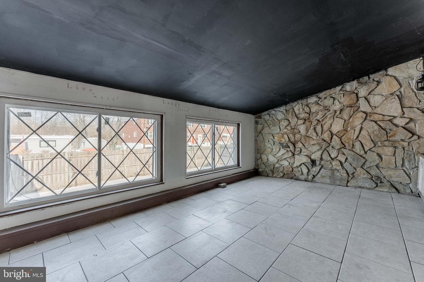 390 Mary Street photo 29