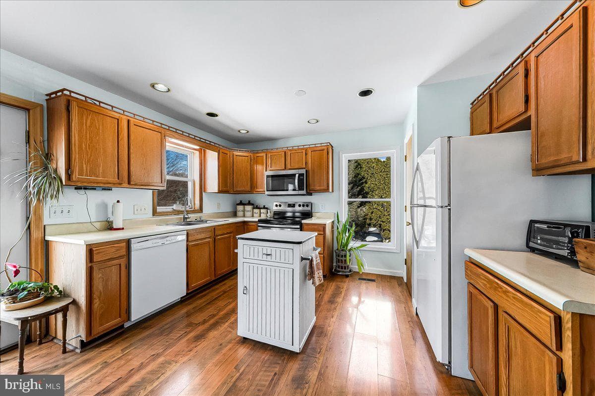 594 5th Street photo 8